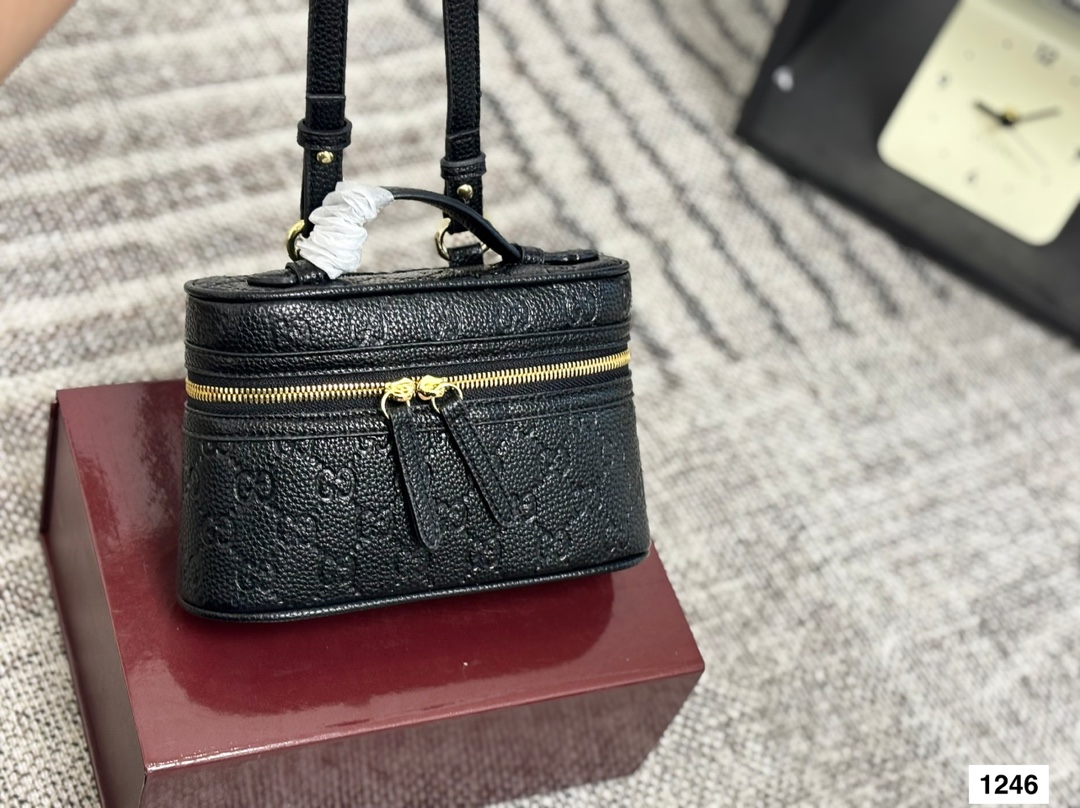 Comes with a foldable box. I fell in love at first sight with the Gucci Ophidia - Image 4
