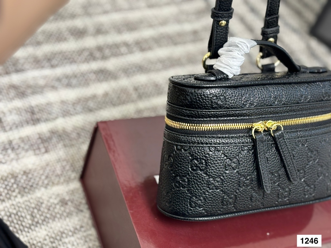 Comes with a foldable box. I fell in love at first sight with the Gucci Ophidia - Image 7