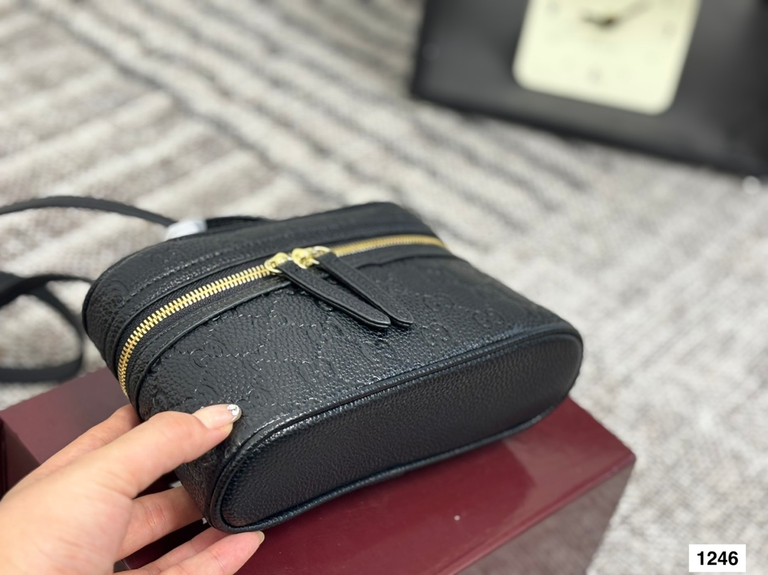 Comes with a foldable box. I fell in love at first sight with the Gucci Ophidia - Image 9
