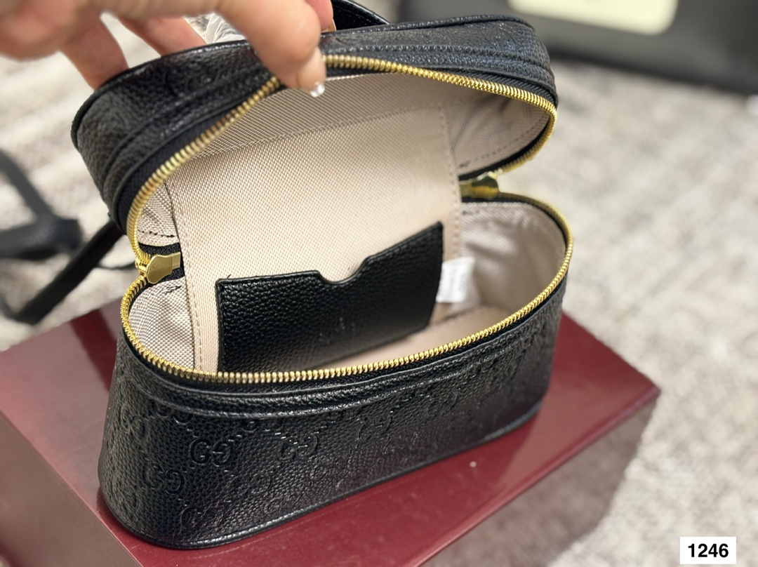 Comes with a foldable box. I fell in love at first sight with the Gucci Ophidia - Image 10
